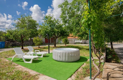 Rascane House | Nice home in Rascane with jacuzzi