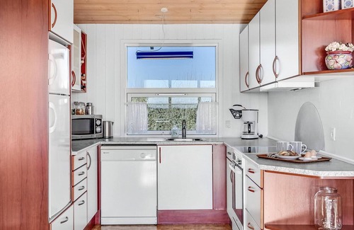 Ronde House | Nice home in Rønde with house sea view