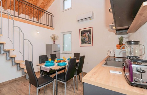 Zavojane House | Nice home in Zavojane with kitchen
