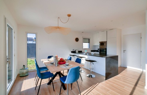 Saint-Guenole Ski Chalet | Nice house for 8 - 950m from the beach & harbour