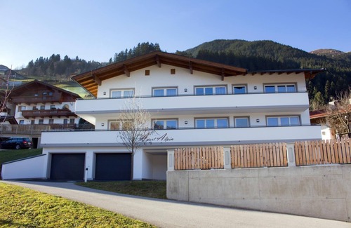Hippach Apartment | Nice - stylish apartment with views of the Zillertal mountains