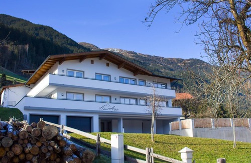 Hippach Apartment | Nice - stylish apartment with views of the Zillertal mountains