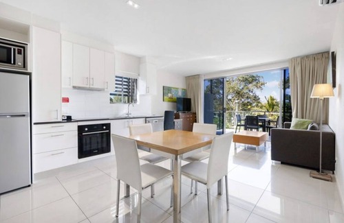 Urangan Apartment | Nicest 1 Bdrm Top Floor Unit Ocean Views Pool Spa Walk to Marina