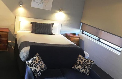 Hay Hotel | Nicholas Royal Motel - No Pets Allowed