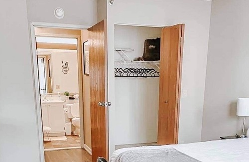 Downtown Detroit Apartment | Nightlife/ Water View w/ King bed