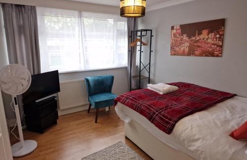 Hemel Hempstead Apartment | NightRest Homes Smart TV In Each Room - Parking - Hemel Hempstead
