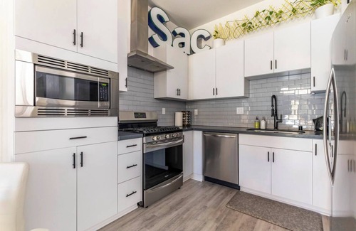 Sacramento House | Nihao Home: Modern Comfort by Downtown Sac