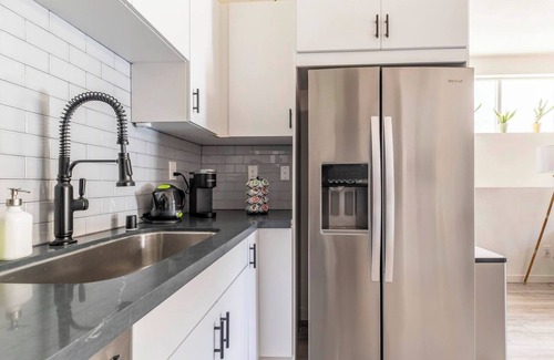 Sacramento House | Nihao Home: Modern Comfort by Downtown Sac