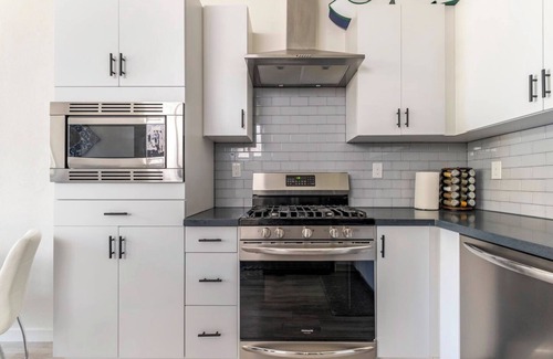 Sacramento House | Nihao Home: Modern Comfort by Downtown Sac