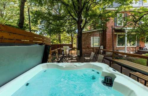 Siloam Springs House | Nine Oaks Charming Retreat - Arcade Game Room - Hot Tub - Sleeps 10