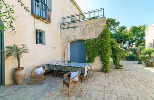 Marsala Villa | Nineteenth-century house with adjoining historic garden on the Stagnone of Marsala
