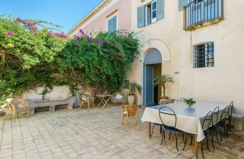 Marsala Villa | Nineteenth-century house with adjoining historic garden on the Stagnone of Marsala