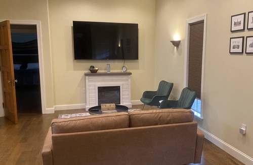 Port Matilda House | "Nittany Lion" Luxury House 4BR, Sleeps 9, 15 mins to Penn State!