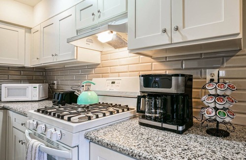 Highlands House | NJ Paradise Tiki Hut, 5 mins to NYC Ferry and beaches!
