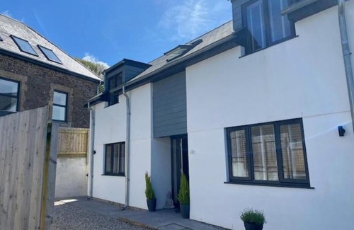 Bude House | No 1 The Paddock - Spacious holiday home with a hot tub
