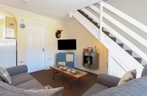 Hopton House | NO. 108 WATERSIDE, pet friendly, country holiday cottage in Corton