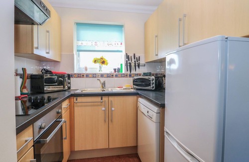 Hopton House | NO. 108 WATERSIDE, pet friendly, country holiday cottage in Corton