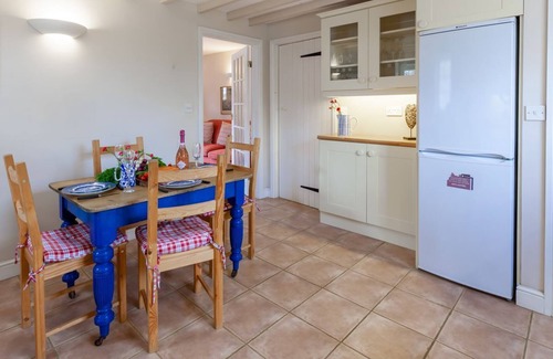 Burnham Market Apartment | No. 4 Back Lane - sleeps 3 guests in 2 bedrooms