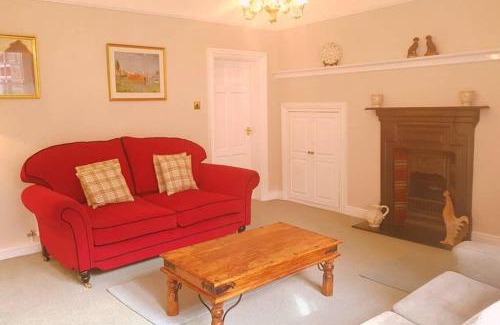 Buxton Hotel | No 6 The Square Tearooms & Accommodation