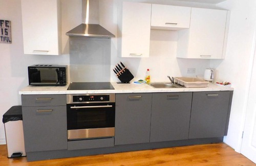 Lanark Apartment | No 7 - Modern 1 Bedroom Apartment in Lanark Town Centre
