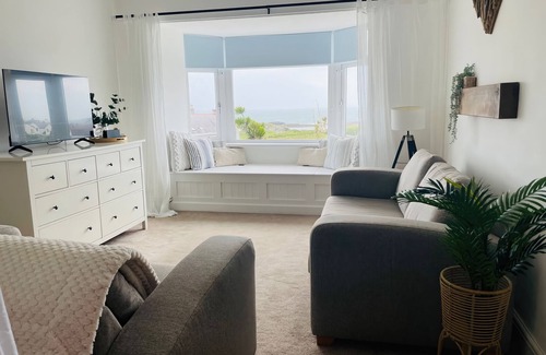 Trearddur Bay Cottage | NO.7 PLAS DARIEN, pet friendly, with a garden in Trearddur Bay