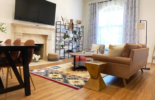 Simi Valley House | No Cleaning Fee - 4 Bedroom with King Bedroom Suite in the heart of Simi Valley