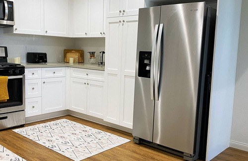 Simi Valley House | No Cleaning Fee - 4 Bedroom with King Bedroom Suite in the heart of Simi Valley