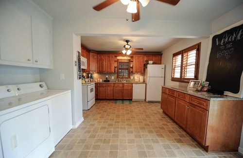 Murfreesboro House | NO CLEANING FEE! Blue Door Cottage - Fast Fiber Wi-Fi - Sleeps 9