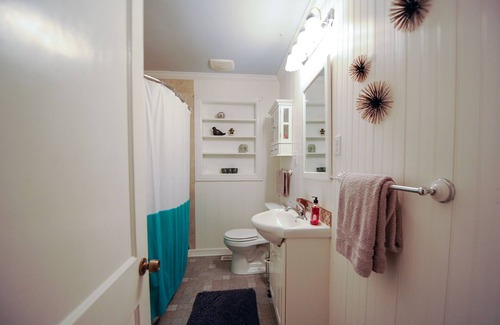 Murfreesboro House | NO CLEANING FEE! Blue Door Cottage - Fast Fiber Wi-Fi - Sleeps 9