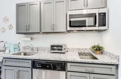 Southport Condo | No Cleaning Fee - Condo With Waterfront Pool/Beach