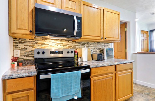 Lincoln Apartment | NO Cleaning Fee! Safe, Pet Friendly, Fully Furnished Detached Garage Guesthouse