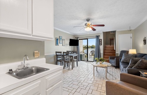 El Centro Beach Condo | No elevators! Pool! Free Parking!