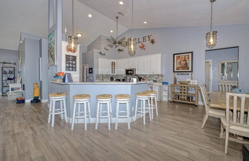 Caloosahatchee House | NO pet fee!│2,791sqft│Open-Concept│FREE HTD Pool+EV Charging│4 Kayaks│8 Bikes