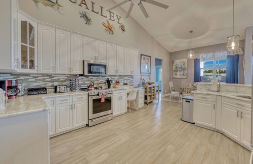 Caloosahatchee House | NO pet fee!│2,791sqft│Open-Concept│FREE HTD Pool+EV Charging│4 Kayaks│8 Bikes