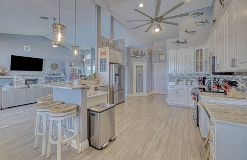 Caloosahatchee House | NO pet fee!│2,791sqft│Open-Concept│FREE HTD Pool+EV Charging│4 Kayaks│8 Bikes
