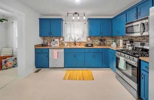 Melrose - Oakpark House | No Prob-Llama Lex - Distillery District Charmer