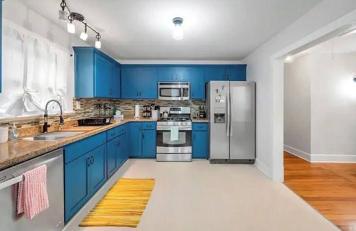 Melrose - Oakpark House | No Prob-Llama Lex - Distillery District Charmer