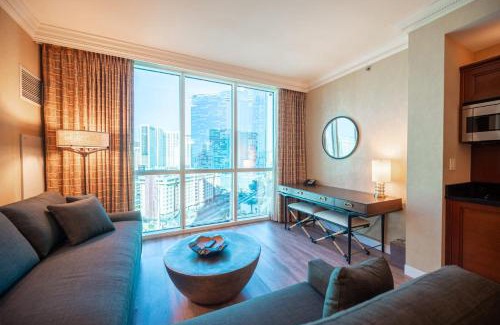 Las Vegas House | No Resort Fee Strip View Suite + Free Valet + Pool