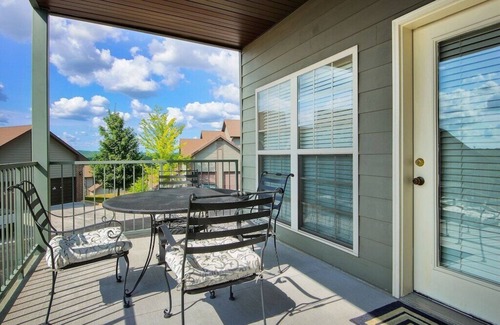 Branson West Condo | No Stairs! 2 miles to Silver Dollar City, Ozark views, resort amenities & more!