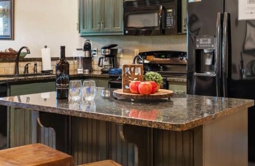 Branson Cottage | No Stairs-Dog Friendly-Cozy Cabin near Taneycomo-Free Daily Local Fun!