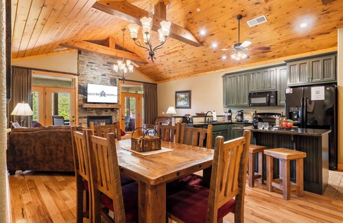 Branson Cottage | No Stairs-Dog Friendly-Cozy Cabin near Taneycomo-Free Daily Local Fun!
