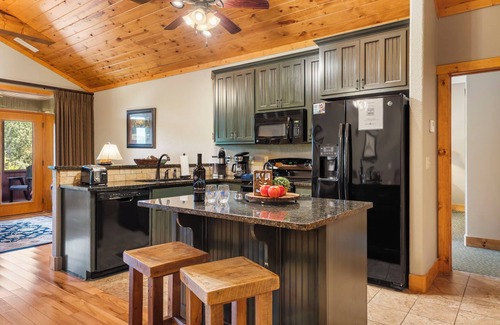 Branson Cottage | No Stairs-Dog Friendly-Cozy Cabin near Taneycomo-Free Daily Local Fun!