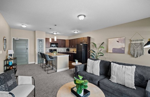 West Des Moines Apartment | No Stairs! Garage Included! Ton's of Extras!