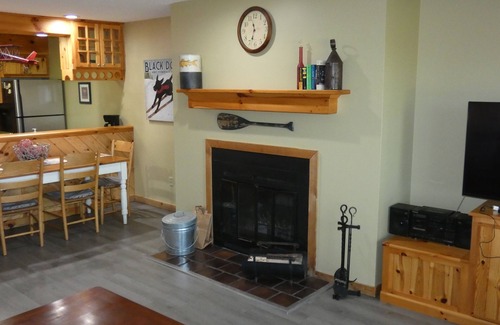 Bellaire Condo | No Worries at Summit Village!