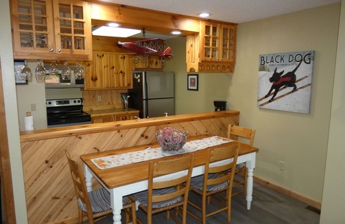 Bellaire Condo | No Worries at Summit Village!