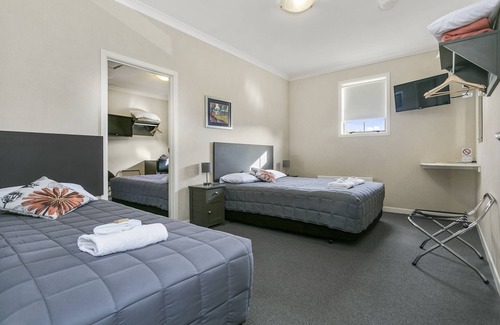 Cambridge Hotel | No1 Motels On Victoria