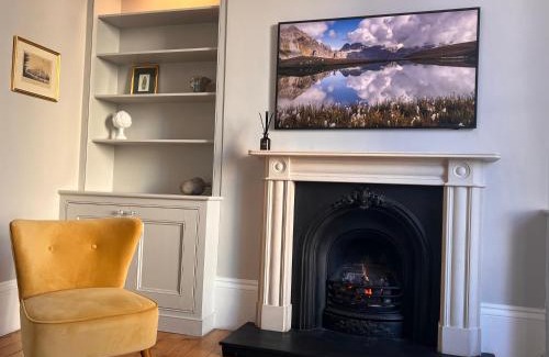 Cheltenham House | No2 Clarence grade II Regency townhouse short walk to racecourse and town centre