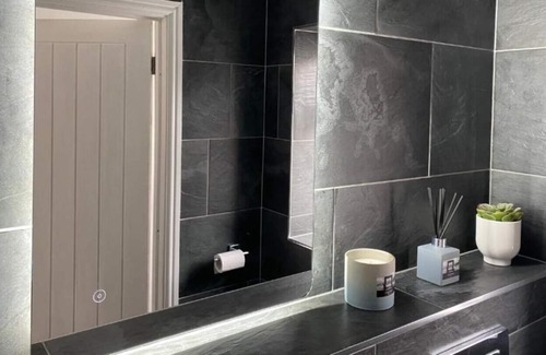Barmouth House | No40Barmouth:- Modern, Hot Tub, Dog Friendly & 100m to beach