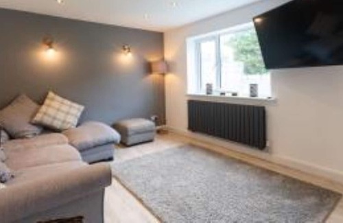 Barmouth House | No40Barmouth:- Modern, Hot Tub, Dog Friendly & 100m to beach