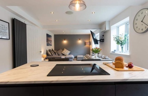 Barmouth House | No40Barmouth:- Modern, Hot Tub, Dog Friendly & 100m to beach